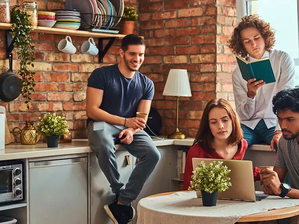 Einbauküche mit Studierenden